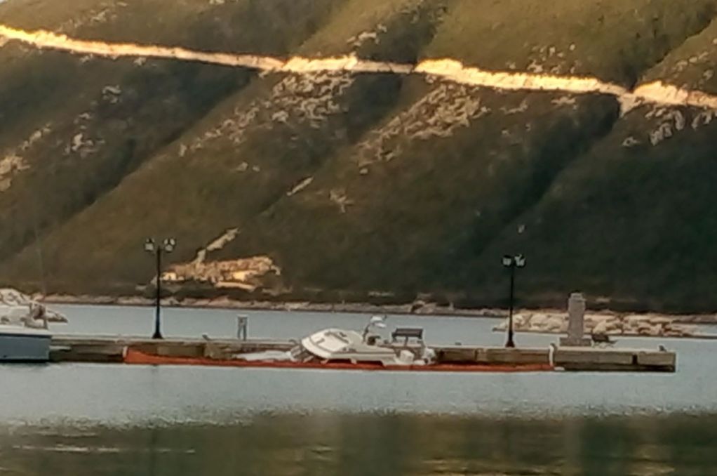 Ανέλκυση του ναυαγισμένου «riri» στο λιμάνι Βασιλικής