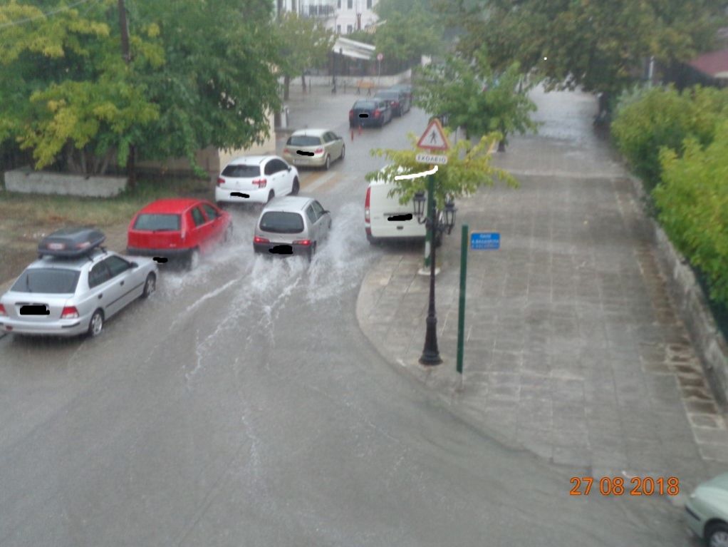 Καταιγίδα τώρα πλημμυρίζει τους δρόμους της Λευκάδας!