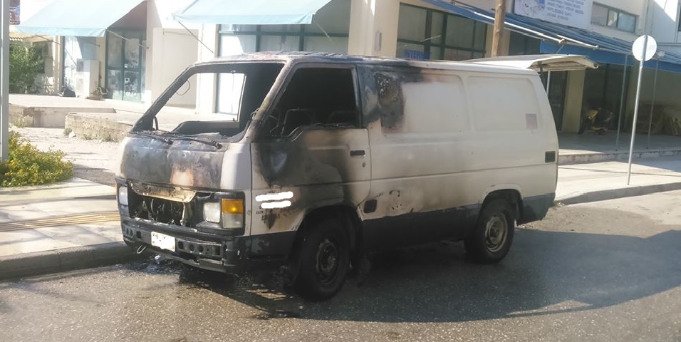 Άρπαξε φωτιά επαγγελματικό αυτοκίνητο στη Λευκάδα