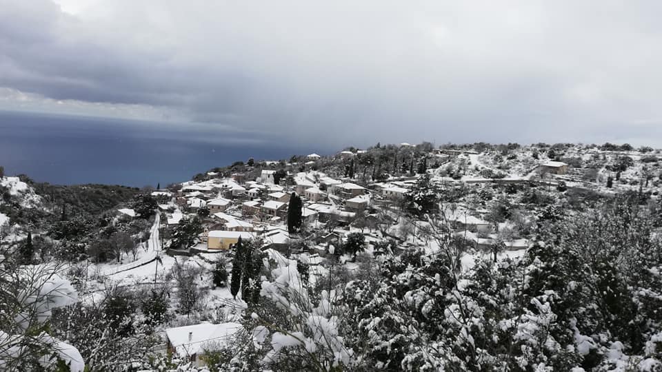 Η Λευκάδα στα λευκά με τα μισά της χωριά αποκλεισμένα