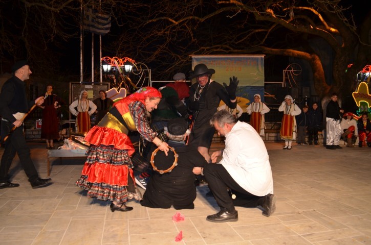 Χορός και σκωπτικά θεατρικά στην Καρυά νίκησαν το κρύο