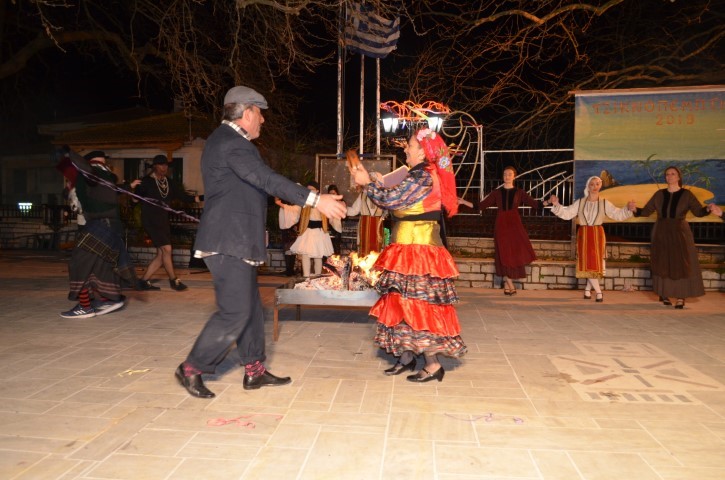 Χορός και σκωπτικά θεατρικά στην Καρυά νίκησαν το κρύο
