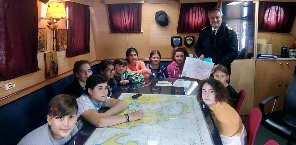 Μαθητές και δάσκαλοι της Βασιλικής στο πλοίο «Στράβων»