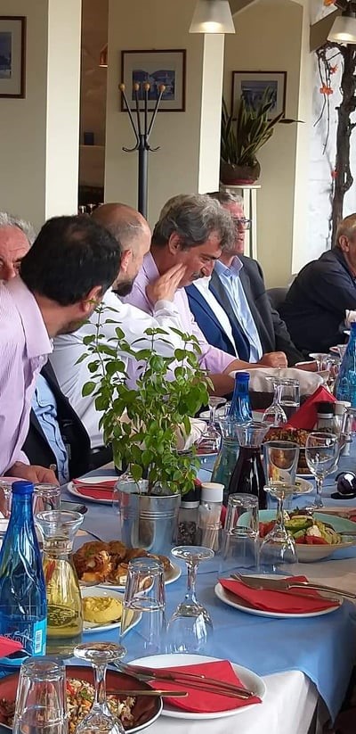 Το τραπέζι των επισήμων και το πρωθυπουργικό μενού