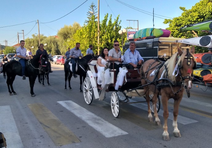 Η νύφη πήγε στην εκκλησία με άμαξα κι οι συμπέθεροι με άλογα!