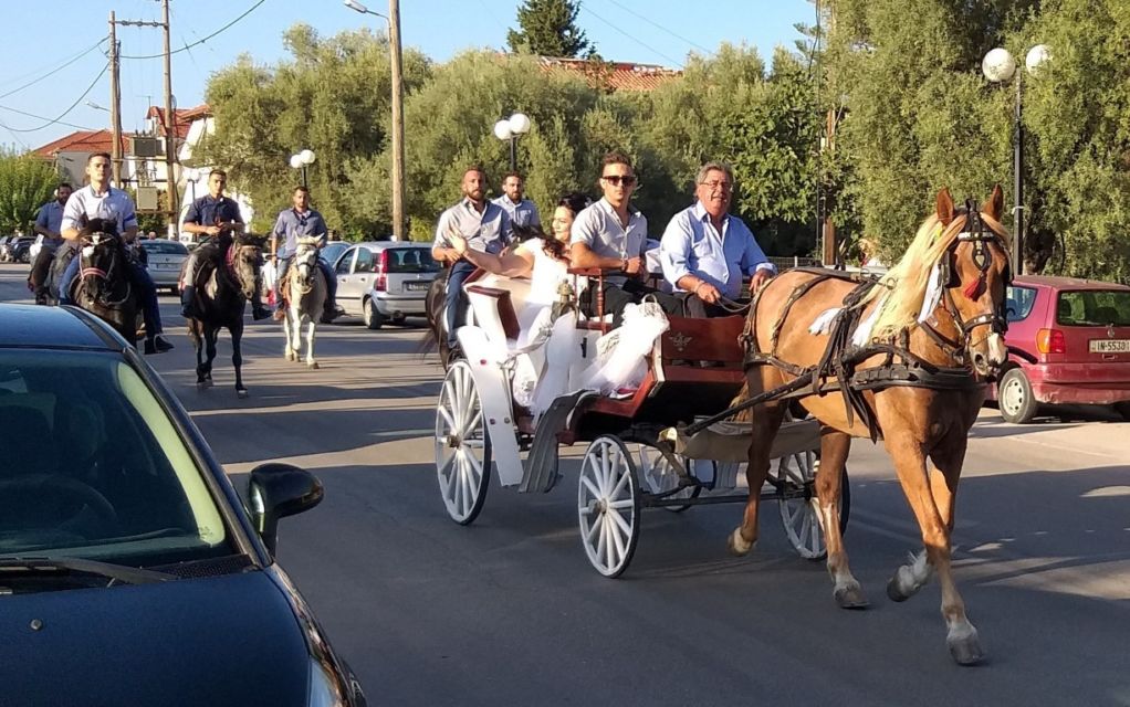 Η νύφη πήγε στην εκκλησία με άμαξα κι οι συμπέθεροι με άλογα!