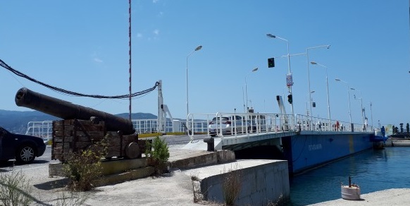 Αποκαταστάθηκε η βλάβη της πλωτής γέφυρας της Λευκάδας