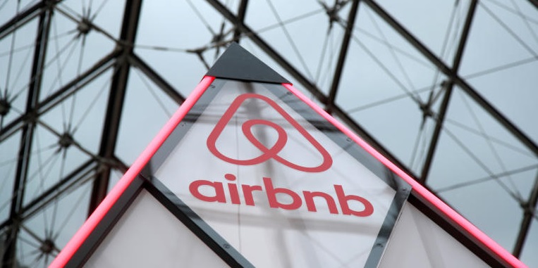 Airbnb: Τέλος οι ενοικιάσεις σε πολυκατοικίες