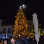 Φωταγωγήθηκε το Χριστουγεννιάτικο Δένδρο στην πλατεία!