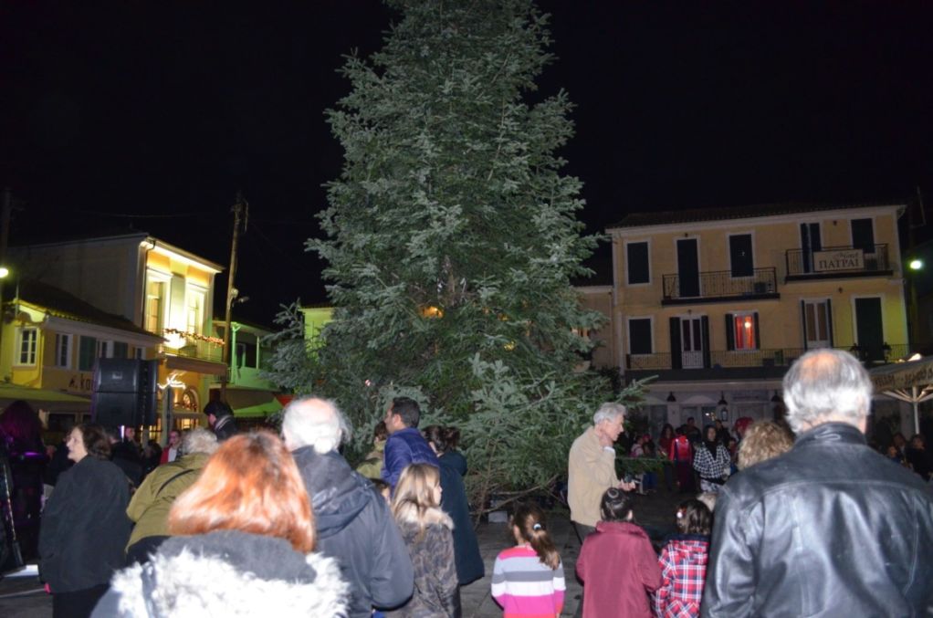 Φωταγωγήθηκε το Χριστουγεννιάτικο Δένδρο στην πλατεία!