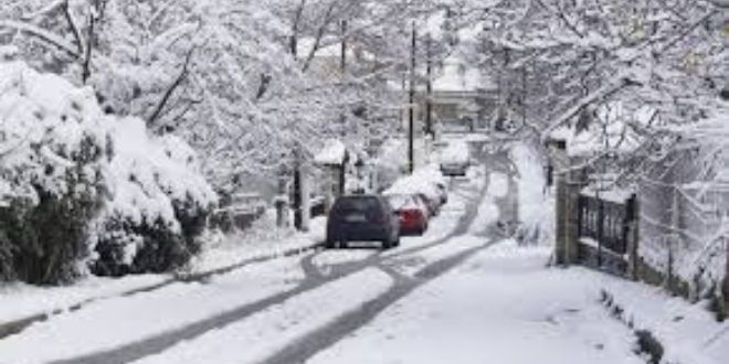 Χιόνια και στην Αττική, κλειστοί οι δρόμοι στα υψώματα