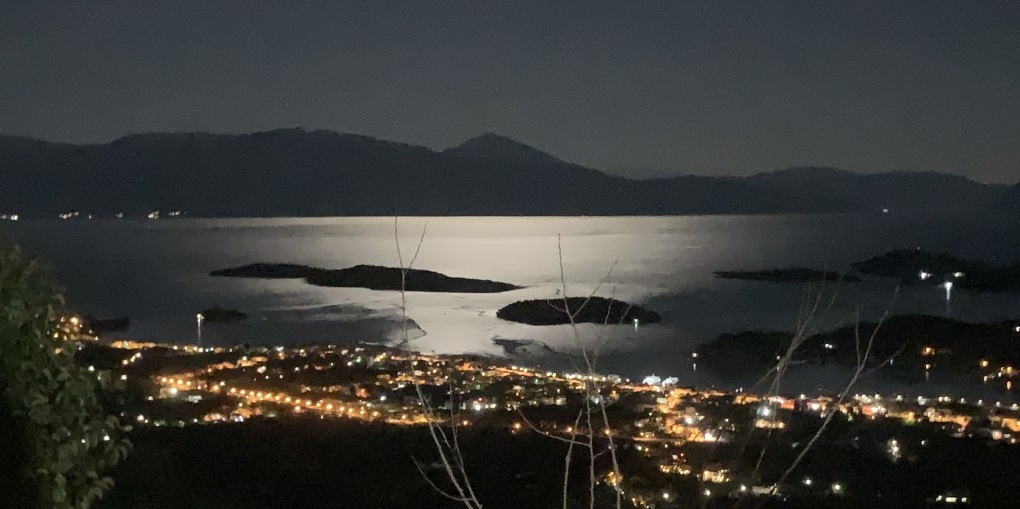 Η φωτο της βραδιάς: Νησιά υπό το φως της πανσελήνου