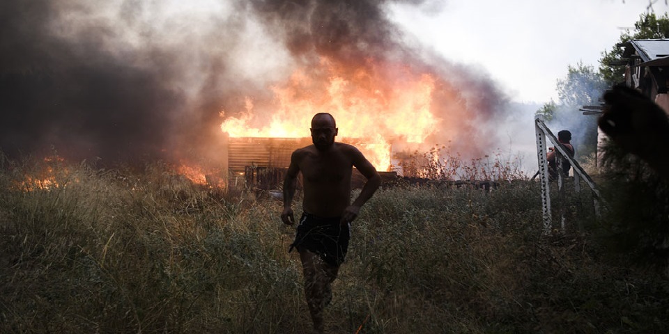 Σε τρία μέτωπα η πυρκαγιά στην Βαρυμπόμπη 300 απεγκλωβιαμοί
