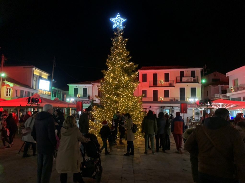 Φωταγωγήθηκε το Χριστουγεννιάτικο δένδρο της πλατείας