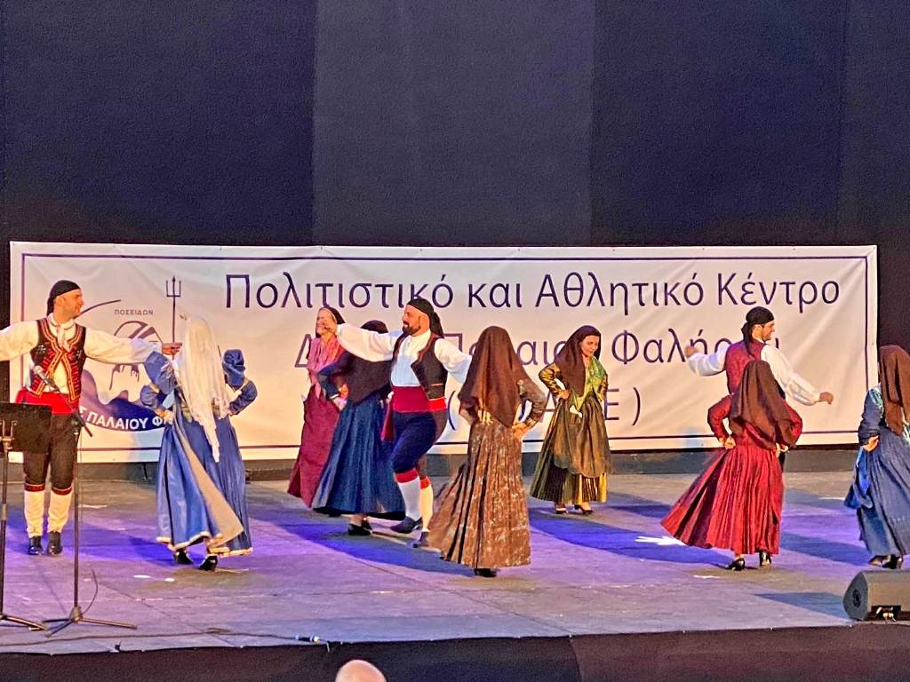 Οι Λευκαδίτες της Ηλιούπολης χόρεψαν στο Π. Φάληρο