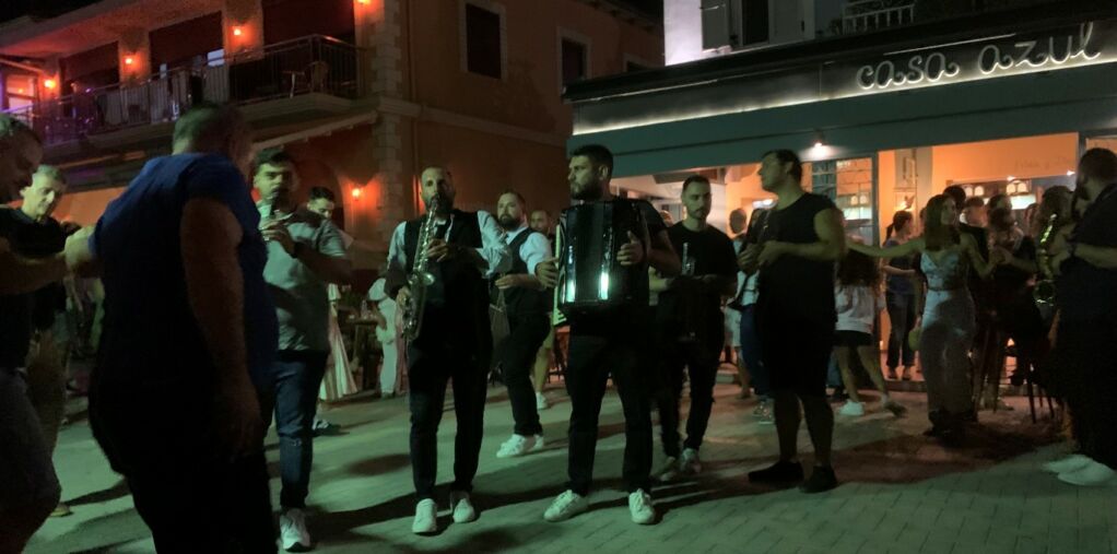 Το μετα μεσονύκτιο πάρτι του Ορφέα στην Σικελιανού