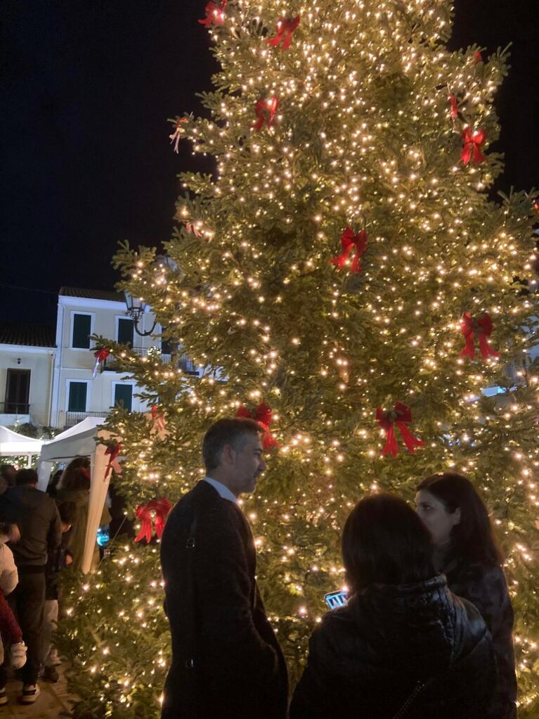 Φωταγωγήθηκε το Χριστουγεννιάτικο Δένδρο στην Κεντρική Πλατεία