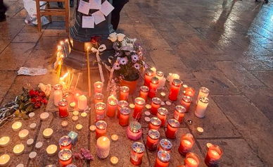 Μνημόσυνο κ ένα βουβό “ΠΟΤΕ ΠΙΑ” στην Κεντρική πλατεία για τα θύματα !…