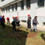 Μαθητές εθελοντές τεσσάρων σχολείων φύτεψαν δενδρόκηπο στο Διοικητήριο