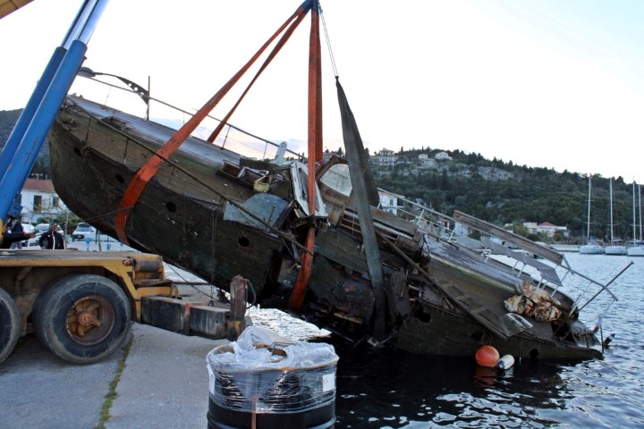Ανελκύστηκε το ναυαγισμένο σκάφος από το λιμάνι της Νικιάνας -  FortsaLefkada.gr