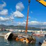 Ανελκύστηκε το ναυαγισμένο σκάφος από το λιμάνι της Νικιάνας