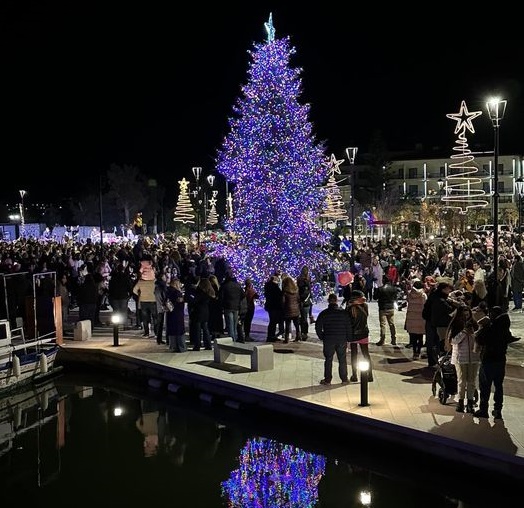 Φωταγωγήθηκε το Χριστουγεννιάτικο δένδρο στην νέα πλατεία