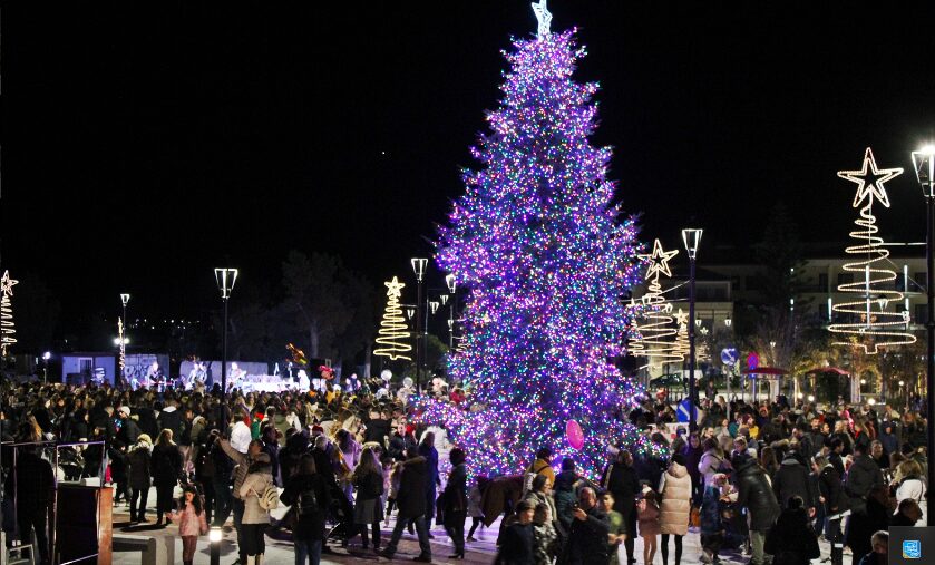 Φωταγωγήθηκε το Χριστουγεννιάτικο δένδρο στην νέα πλατεία