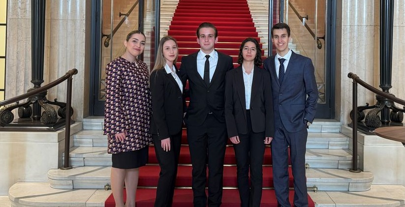 Σάρωσε τα βραβεία σε διεθνή διαγωνισμό η ομάδα της Νομικής Σχολής
